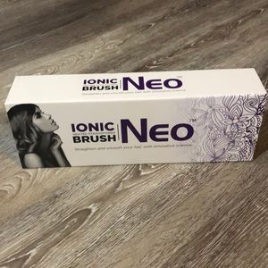 Neo Ionic Heated Straightener Brush